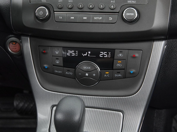 Nissan Tiida, II фото №13