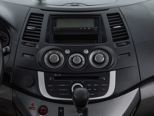 Mitsubishi Grandis, I фото №11