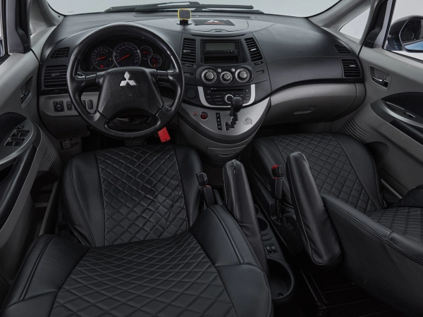 Mitsubishi Grandis, I фото №8