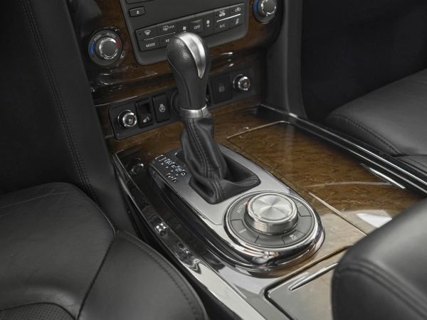 Infiniti QX56, II фото №18