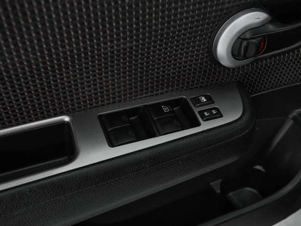 Nissan Tiida, I Рестайлинг фото №11