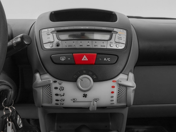 Peugeot 107, I Рестайлинг фото №12