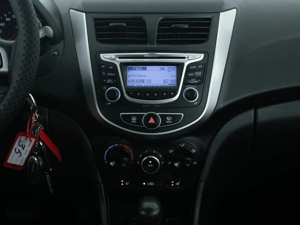 Hyundai Solaris, I фото №15