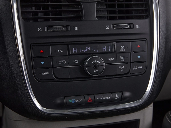 Chrysler Town & Country, V Рестайлинг фото №15