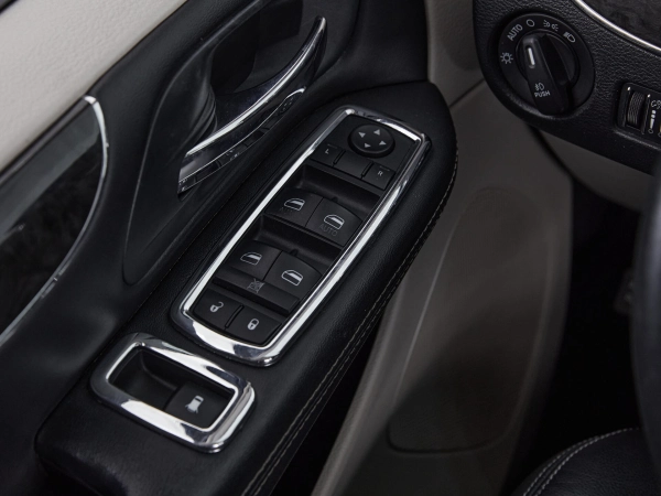 Chrysler Town & Country, V Рестайлинг фото №16
