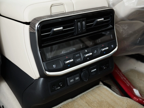 Toyota Land Cruiser, 300 Series фото №23