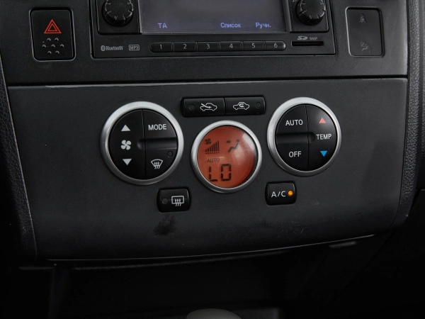 Nissan Tiida, I Рестайлинг фото №13
