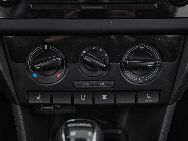 Skoda Rapid, I Рестайлинг фото №13