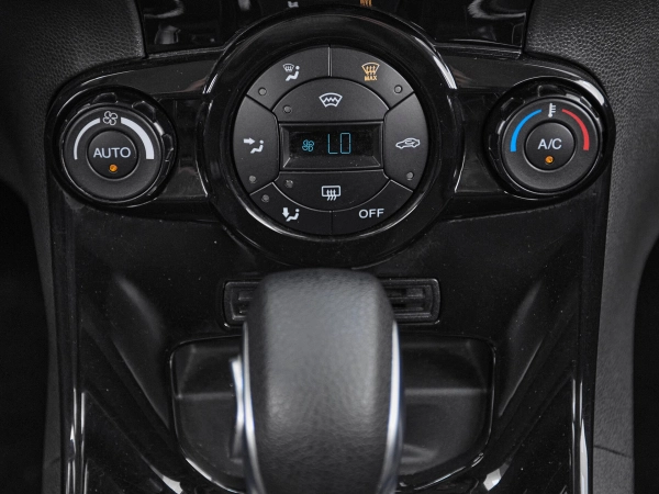 Ford Fiesta, Mk6 Рестайлинг фото №15