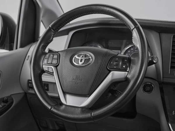 Toyota Sienna, III Рестайлинг фото №10