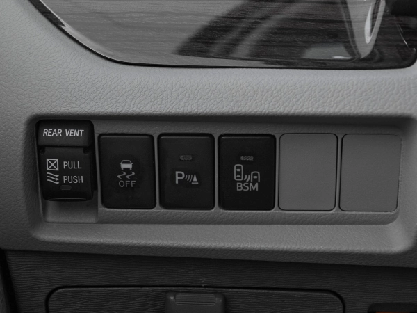 Toyota Sienna, III Рестайлинг фото №14