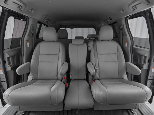 Toyota Sienna, III Рестайлинг фото №22