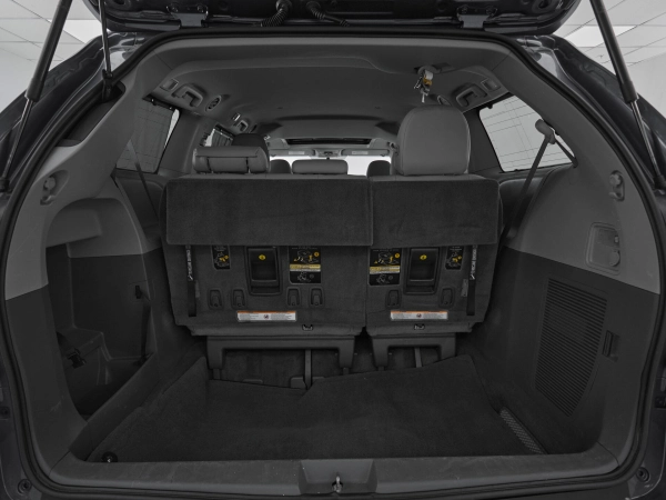 Toyota Sienna, III Рестайлинг фото №25