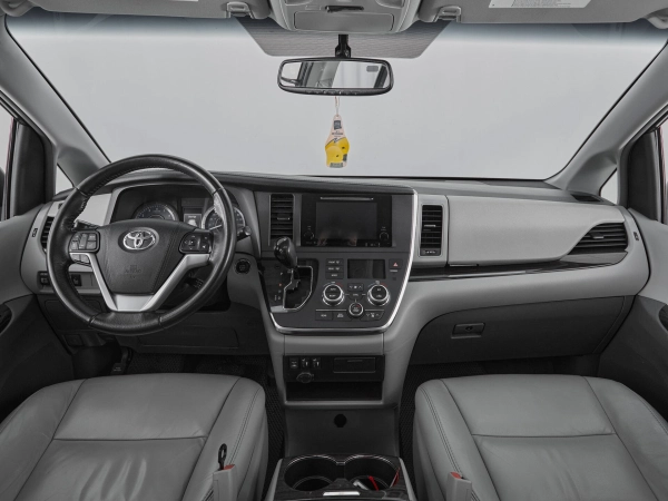 Toyota Sienna, III Рестайлинг фото №8