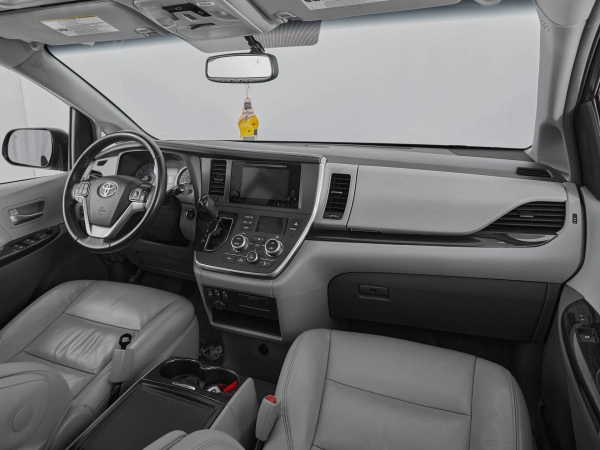Toyota Sienna, III Рестайлинг фото №9
