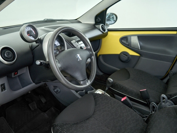 Peugeot 107, I Рестайлинг фото №13