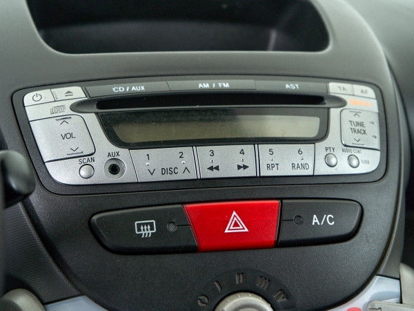 Peugeot 107, I Рестайлинг фото №15