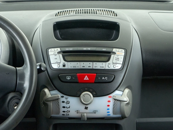 Peugeot 107, I Рестайлинг фото №9