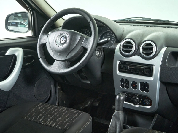 Renault Logan, I Рестайлинг фото №11