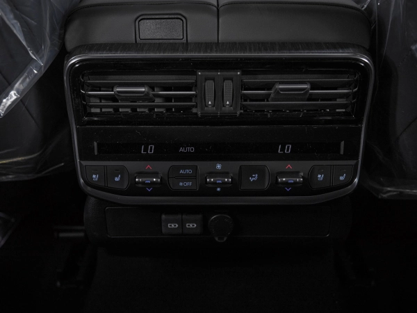 Toyota Land Cruiser, 300 Series фото №25