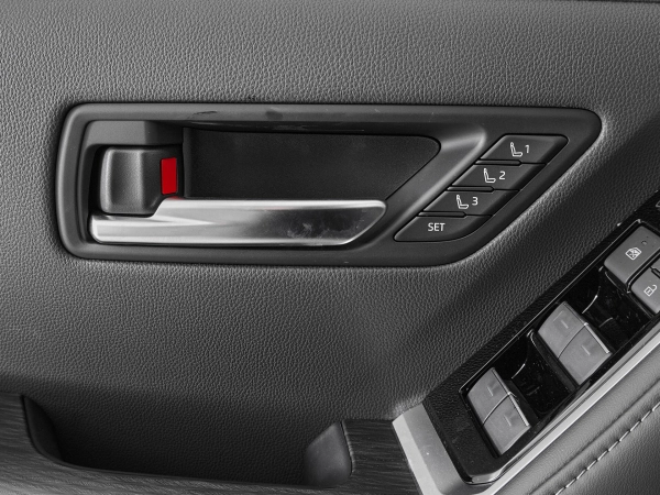 Toyota Land Cruiser, 300 Series фото №18
