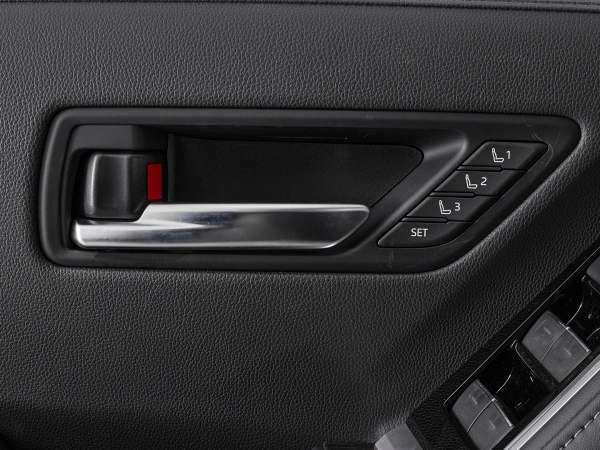 Toyota Land Cruiser, 300 Series фото №18