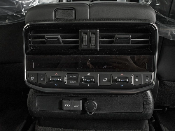 Toyota Land Cruiser, 300 Series фото №36