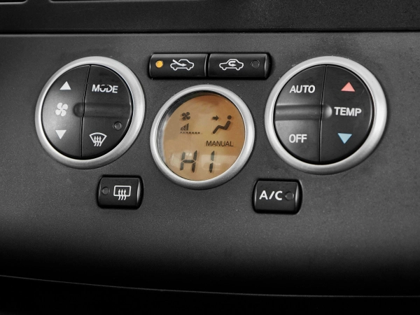 Nissan Tiida, I фото №15