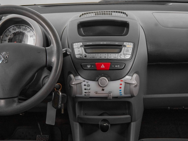 Peugeot 107, I Рестайлинг фото №13