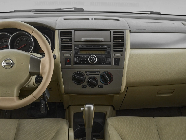 Nissan Tiida, I Рестайлинг фото №13
