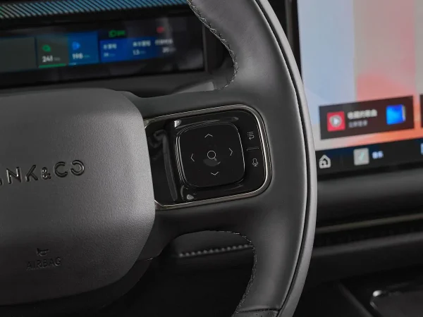 Lynk & Co 900 фото №13