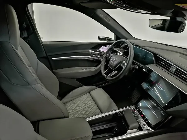 Audi e-tron S фото №8