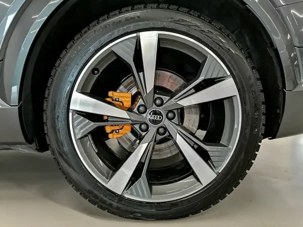 Audi e-tron S фото №9