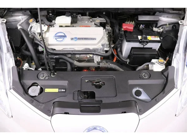 Nissan Leaf, I (ZE0/AZE0) фото №9