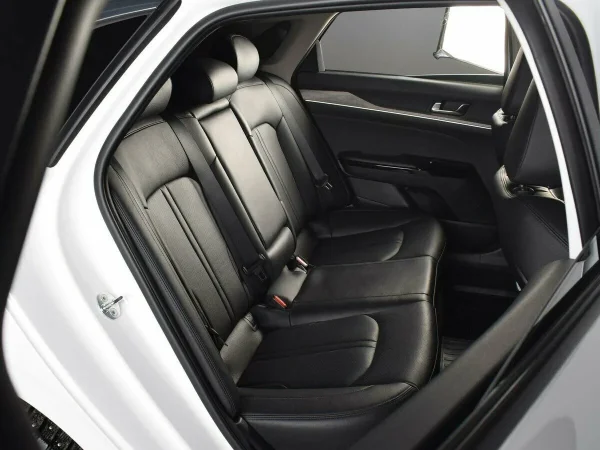 Kia K5, III фото №13
