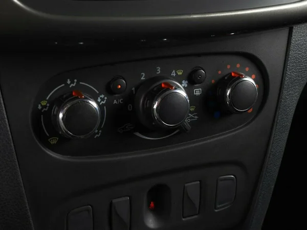 Renault Logan, II Рестайлинг фото №8