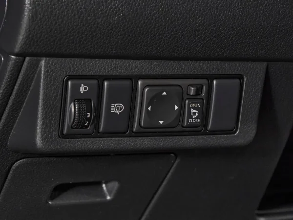 Nissan Tiida, I Рестайлинг фото №12