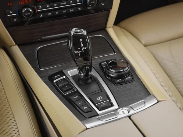 BMW 7 серии, V (F01/F02/F04) Рестайлинг фото №17