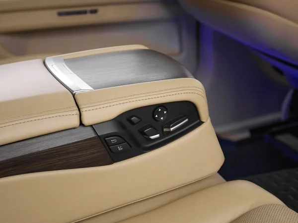 BMW 7 серии, V (F01/F02/F04) Рестайлинг фото №20