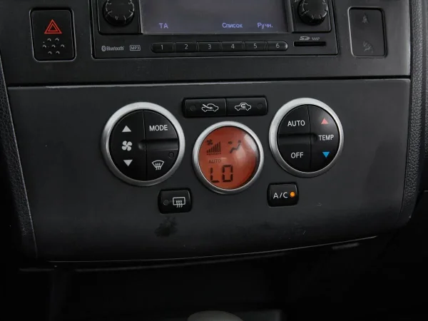 Nissan Tiida, I Рестайлинг фото №13