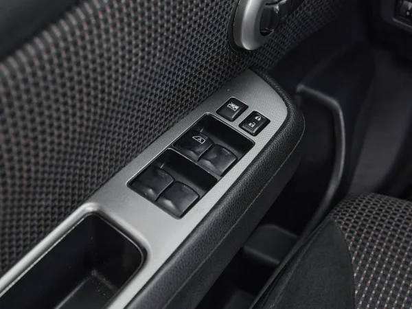 Nissan Tiida, I Рестайлинг фото №15