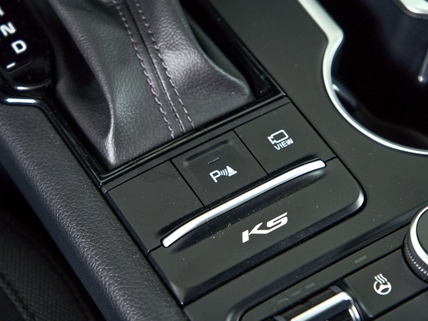 Kia K5, III фото №17