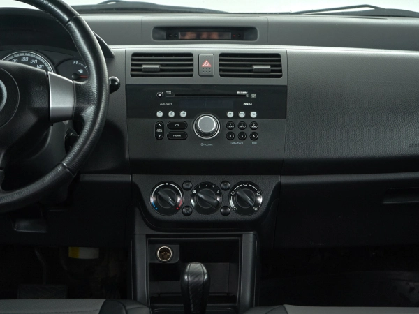 Suzuki Swift, III фото №9