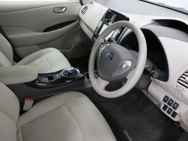 Nissan Leaf, I (ZE0/AZE0) фото №12