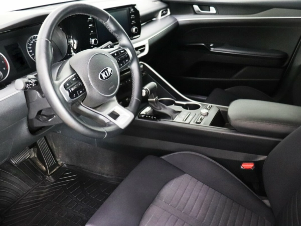Kia K5, III фото №13